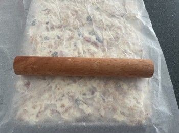 step7: 雪花酥烘焙盤內鋪上長方形格仔膠墊或烘焙紙，先用雙手壓平，表面再鋪上烘焙紙，再用木棒來回壓實