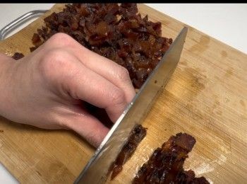 step4: 將臘腸和臘肉切粒備用。