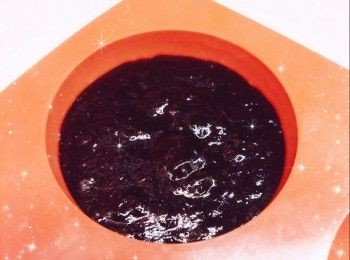 step2: <span class="group_2">果醬流心餡</span>： 1. 果醬倒入模具中（6.5 cm半圓球形模；如果醬太濃稠，可加水煮沸稀釋；果醬和水的比例1：0.2-0.25※注意※視果醬的濃稠度而定；用小火煮至混合和稍微濃稠；邊煮邊攪拌），放進冰格冷凍，備用