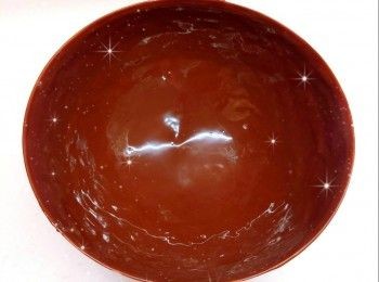 step13: 最後，在<span class="group_3">朱古力外殼</span>上隨意掃上適量的食用金粉作裝飾，即可