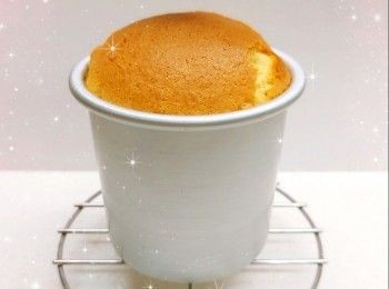 step11: 最後，放上面層的蛋糕片，再倒入剩下的蛋糕漿（必需覆蓋整個蛋糕），在已墊枱布的桌面上輕搞，震出大氣泡 2. 蓋上保鮮紙，放進雪櫃冷藏至少6小時至凝固