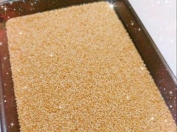 step5: 將笑口棗噴上少許水，然後沾滿白芝麻（輕輕搓至芝麻不易脫落）