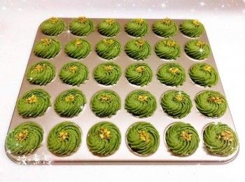 step5: 粉團加入唧袋，於不黏烤盤上唧出花紋