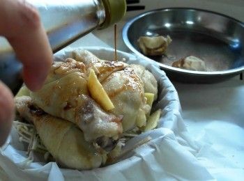 step2: 用烘焙紙將川燙好的雞腿、金針菇、香菇、薑片以及所有調味料包起來。