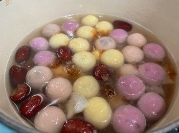 step7: 芋圓小丸放入桃膠糖水，糖水翻滾後，即完成。