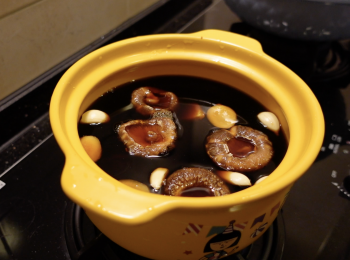 step4: 煲中加水、調味料和冬菇水，中小火炆冬菇