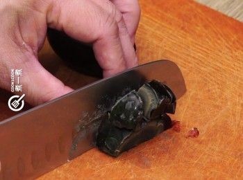 step1: 皮蛋 切碎
Dice preserved eggs.