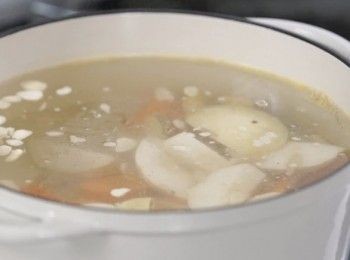 step3: 將紅蘿蔔、南北杏、雪梨、無花果、麥冬加入至滾水，蓋上蓋，轉小火煲1.5小時，加入適量鹽。
Put carrot and apricot kernel, pear, dried fig, dwarf lilyturf root tuber into boiling water, cover the lid and cook for 1.5 hours with low heat, finally put in some salt.