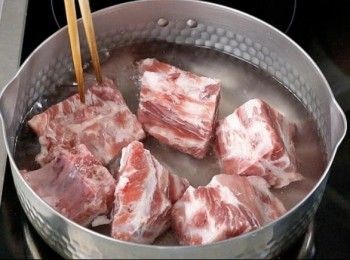 step1: 冷水下排骨汆水，將雪耳、無花果、南北杏和蜜棗浸水。
Put spareribs in cold water and blanch it. Soak white fungus, dried fig, apricot kernel and sweet date.