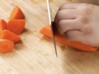 step2: 甘筍滾刀切塊。木瓜對切，挖籽，切大塊。雪耳切塊，去硬芯。
Cut carrot into hob blocks. Cut papaya in half, take out the seeds and cut in chunks. Cut white fungus and take out the hard part.