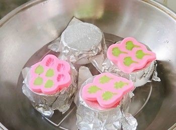 step4: 中火隔水蒸一分鐘..(視乎模具大小厚薄..自己衡量時間)
