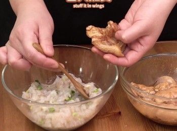 step5: 釀入<a href="https://bit.ly/3zHU5V3" target="_blank" data-keyword="雞翼" class="guide-link"><strong>雞翼</strong></a> <span style="display:inline-block;vertical-align:middle;margin-top:-3px;color:initial;border-radius:3px;padding:2px 3px;font-size:12px;line-height:14px;background:#87d300;color:#fff;">即買</span> 內
Stuff in chicken wings.