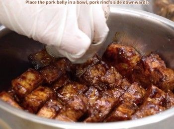 step11: 用一大碗，把五花肉豬皮朝下鋪在底層
Place the pork belly pieces in a bowl with pork rind’s side downwards.