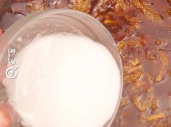 step7: 轉慢火，馬蹄粉與溫水拌勻，將一半慢慢加入湯內，邊煮邊攪拌
Turn to low heat. Mix water chestnut flour with warm water. Add half into the soup and stir well.