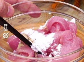 step2: 瘦肉切粗絲，用鹽、胡椒粉、生粉及油醃15分鐘
Cut lean pork into thick shred. Marinate with salt, pepper, corn starch and oil for 15 minutes.