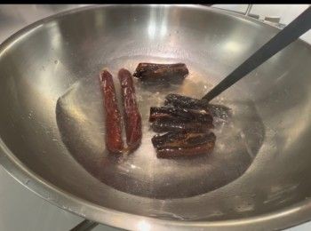 step1: 先進臘肉和臘腸放進滾水內清洗30秒，以去除雜質和多餘的油。