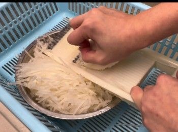step5: 將一半白蘿蔔刨幼絲。