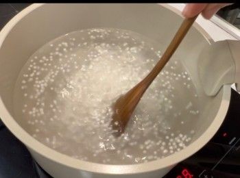 step1: 用10倍份量的清水量來煮西米，水滾落西米，用中細火煮大約8分鐘至半熟狀況，期間不停攪拌，以防西米黏在一起。
半熟馬上熄火，加蓋焗13至15分鐘至西米完全熟透。