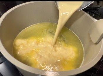 step10: 加入淡奶，攪拌均勻，煮至微滾後熄火。