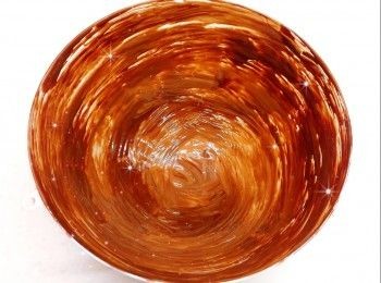 step8: 最後，倒入第2層朱古力溶液，放進雪櫃冷藏約25-35分鐘至凝固（<span class="group_3">朱古力外殼</span>的邊緣可用刀子刮平整，方便黏合），脫模（只需將扑扑蛋糕模反轉，輕敲蛋糕模外圍，即可輕易脫模） 2. 在底座塗上少許朱古力溶液，然後放上<span class="group_3">朱古力外殼</span>的下半部份，放進雪櫃冷藏至底部固定，備用