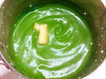 step8: 魚膠粉加入水中（5 ml；拌勻後，靜置5分鐘，待魚膠粉完全吸水膨脹），用熱水坐溶（如直接用熱水開溶，魚膠粉會容易結塊），攪拌至魚膠粉完全溶解 2. 加入開心果卡士達醬，拌勻 3. 然後倒在芝士蛋糕上，用抹刀略為抹平表面，蓋上保鮮紙，放進雪櫃冷藏至凝固