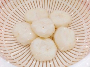 step2: 馬蹄去皮，洗淨（需用水浸泡，否則馬蹄容易氧化），切粒（可用攪拌機打成粗粒），備用