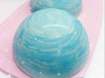 step4: 最後，倒入第2層朱古力溶液，放進雪櫃冷藏約25-35分鐘至凝固（<span class="group_1">朱古力外殼</span>的邊緣可用刀子刮平整，方便黏合），脫模（只需將扑扑蛋糕模反轉，輕敲蛋糕模外圍，即可輕易脫模） 2. 在底座塗上少許朱古力溶液，然後放上<span class="group_1">朱古力外殼</span>的下半部份，放進雪櫃冷藏至底部固定，備用