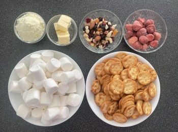 step1: 使用工具: 28cm以上易潔鑊、矽膠鑊鏟、方形烘焙盤、烘焙紙及木棍 或專用雪花酥套裝