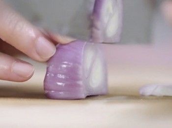 step2: 乾葱切片。
Slice dried shallot.