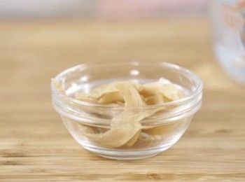 step1: 菜脯浸水；杏鮑菇切條；四季豆去頭、尾，再切段；菜脯切碎。
Soak preserved vegetable. Cut king oyster mushroom into strips. Cut long bean head and tail, then cut into strips. Mince preserved vegetable.