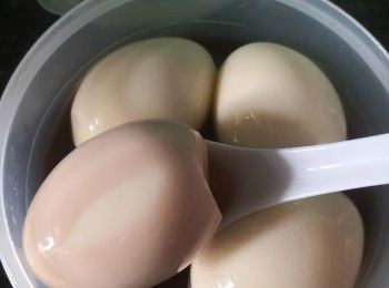 step1: 先將雞蛋在殼圓個（氣塞）邊刺個小孔，由放入水內煲到滾起6分鐘熄火焗1分鐘后取出定刻浸入冰水冷卻