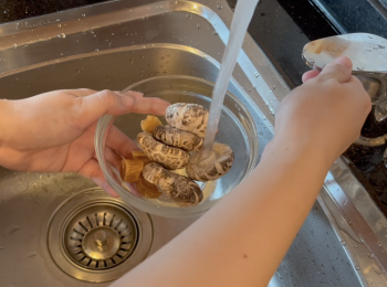 step1: 將冬菇和乾瑤柱洗淨，用水浸泡6小時以上，保留浸冬菇和乾瑤柱的水