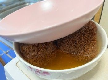 step3: 猴頭菇浸至軟身，由於猴頭菇易浮起，可用碟壓著確保能充分浸泡，泡好後切蒂、切成小塊。