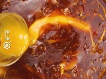 step9: 加入打散的蛋液， 熄火， 再用筷子攪成蛋花
Add egg liquid then turn off heat. Stir with a pair of chopsticks.