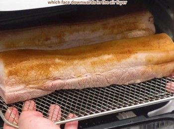 step4: 豬皮朝上放入氣炸鍋，以190度氣炸15分鐘.
Put the pork belly inside an air fryer with rind facing upward. Air fry at 190C for 15 mins.
