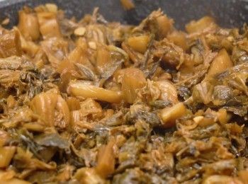 step10: 加入水、豉油、紹興酒，炒至收汁
Season with soy sauce, water, Shaoxing. Cook until the sauce thicken.