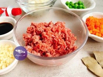 step1: 免治牛肉加醃料拌勻備用。洋蔥、甘荀切粒