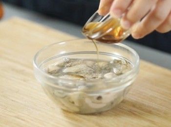 step1: 蠔仔加<span class="group_2">醃料</span>醃5分鐘。切芫荽碎。