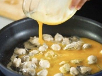 step3: 燒熱鑊，加油，加入蠔仔用中火煎，倒入蛋，加入芫荽碎，中細火煎，反轉繼續煎熟，再撒芫荽碎。