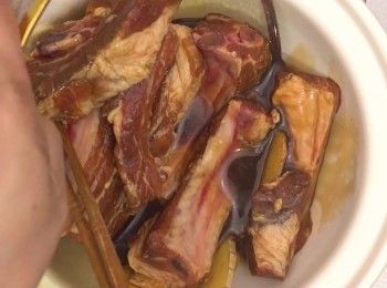 step4: 放入煲內
Put inside a pot.