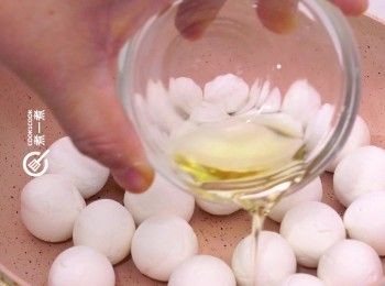 step2: 下2湯匙油，搖勻至湯圓沾滿油，中火慢煎至金黃
Add in 2 tbsp oil and shake to make all dumplings coated with oil. Pan fry over medium heat until golden brown.