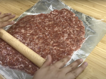 step2: 豬肉碎鋪在紙上，用麵粉棍檊平檊薄
