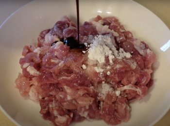 step4: 豬肉切粒，加調味料，醃15分鐘