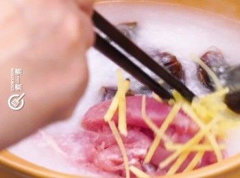 step3: 煲滾粥底，下皮蛋、肉絲及薑絲細火煲10分鐘至熟透即成
Bring plain congee into a boil, add preserved eggs, shredded lean pork and ginger. Boil for 10 minutes until all ingredients are cooked.