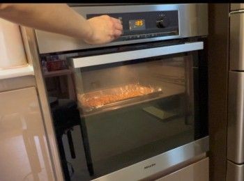 step10: 加入已浸過夜的米，由下米開始計時，轉中火煮大約20分鐘。