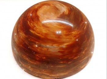 step11: 先將2／3的蛋糕漿倒入已冷藏至凝固的<span class="group_3">朱古力外殼</span>中，然後將已結凍的果醬放在蛋糕漿中間部份，輕輕按壓使果醬和蛋糕漿成同一水平的高度（作用將蛋糕漿推向邊緣位置，固定流心餡在蛋糕中心位置） 2. 最後，慢慢倒入剩下的蛋糕漿 3. 蓋上保鮮紙，放進雪櫃冷藏至少6小時至凝固