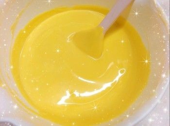 step13: 將已脫模的<span class="group_1">海綿蛋糕</span>平均切片（邊長約14 cm，厚度約1.2 cm；只需2片便可；蛋糕片厚度必需相約）