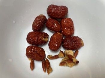 step2: 紅棗和乾蓮子浸軟，紅棗去核，蓮子如有蓮子芯，請挑走蓮子芯，鮮百合逐片沖洗乾淨備用