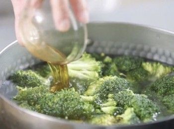 step3: 將西蘭花、紹興酒、鹽加入滾水，煮3分鐘，取出。