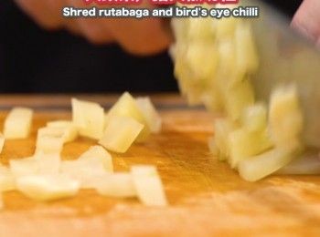 step4: 大頭菜，指天椒切粒
Dice rutabaga and bird's eye chilli.